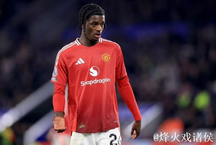 曼联19岁小将连续3场首发踢满全场 主场失4球仍被信任 曼联19岁小将连续3场首发踢满全场 主场失4球仍被信任